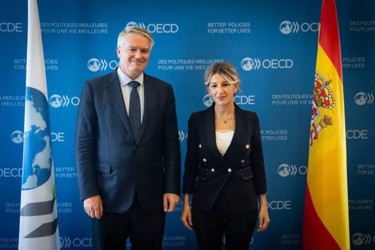 Yolanda Díaz en París: «Hemos mejorado el reparto de la productividad y reducido la desigualdad»