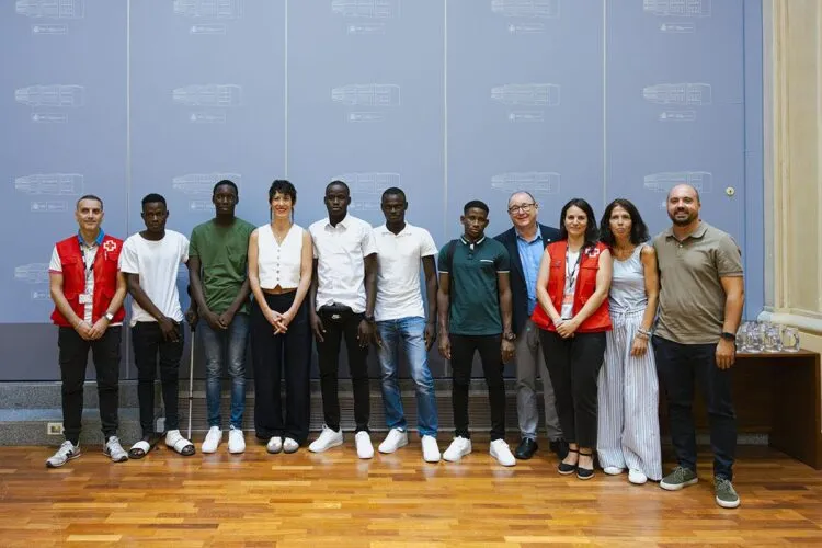 Elma Saiz recibe en el Ministerio a jóvenes migrantes solicitantes de protección
