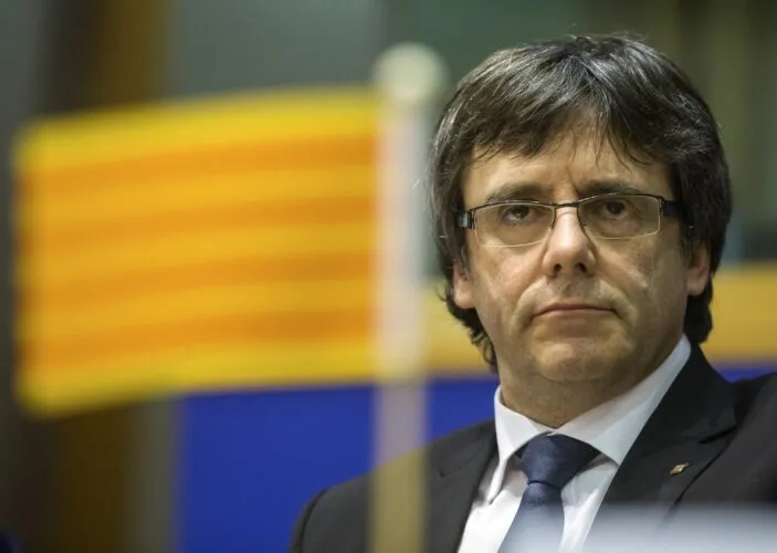 Carles Puigdemont anuncia que viaja a Cataluña: «He emprendido el viaje de vuelta»